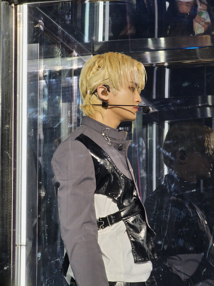 LOOKSMKL's tweet photo. oh wow mark lee https://t.co/67NMA7AzSS