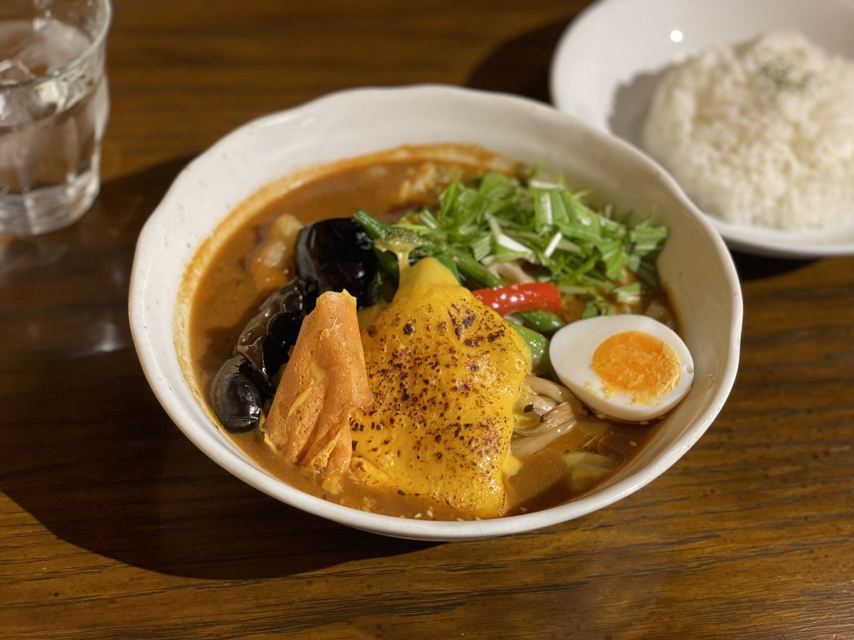 SAPPOROBASE's tweet photo. 🌝ITADAKIMASU🌝

🍛ベジタブル スープカレー  厚切りチェダーチーズ トッピング🍛

🎸SEKAI NO OWARI🎸

【西屯田通りスープカレー本舗】
https://t.co/MPel3836z1

#sekainoowari 
#スープカレー #札幌 #スパイスカレー #ラッシー #スープカレーラーメン #ラーメン #らーめん #カレー #curry https://t.co/JqdaQndP0Z