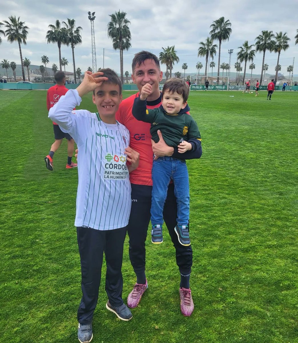Gracias por hacer tan feliz a mi primo Fernando y a mi hijo Óliver jamás podre agradeceros el detalle que habéis tenido.
Fernando es mucho más feliz con su  camiseta de @carracedo_95 y por haber pasado la mañana con el y su equipo
GRACIAS!!!! <a href="/AlexPrietoPF/">Alex Prieto</a> <a href="/CordobaCF_ofi/">Córdoba CF</a>