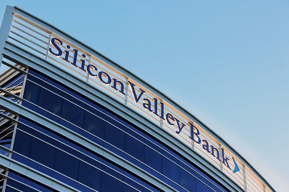 Hasta la vista, Silicon Valley Bank👋🏻

SVB tenía como clientes a casi la mitad de todas las empresas respaldadas por capital de riesgo en Estados Unidos. Cuando las tasas de interés eran bajas, esto fue “bueno” para las startups ya que tenían mucho efectivo proveniente de los