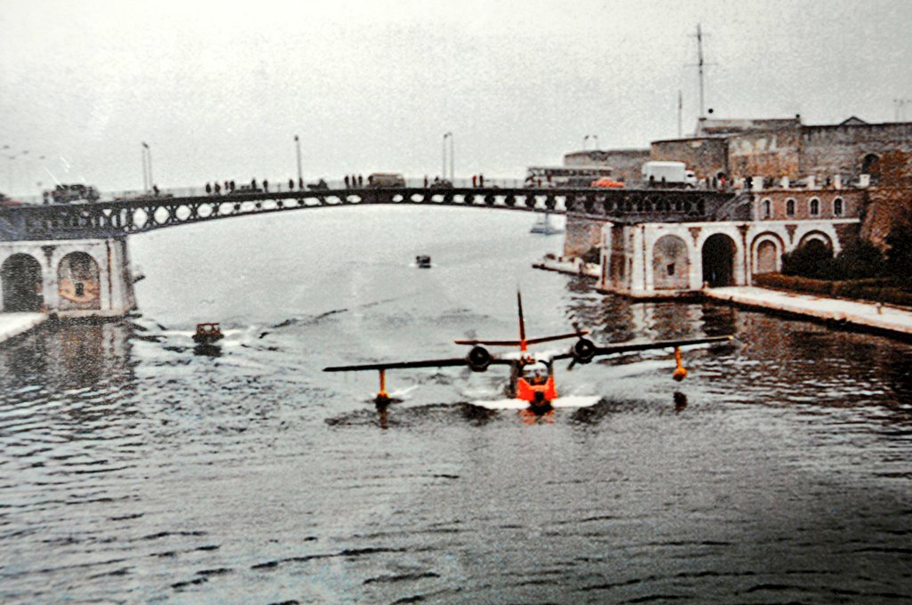 FlMichele69's tweet photo. A special crossing

Taranto swing bridge 1979

✈️ #Grumman #HU16Albatross

#15thWing SAR

@ItalianAirForce @northropgrumman https://t.co/xeWx93Ddr7