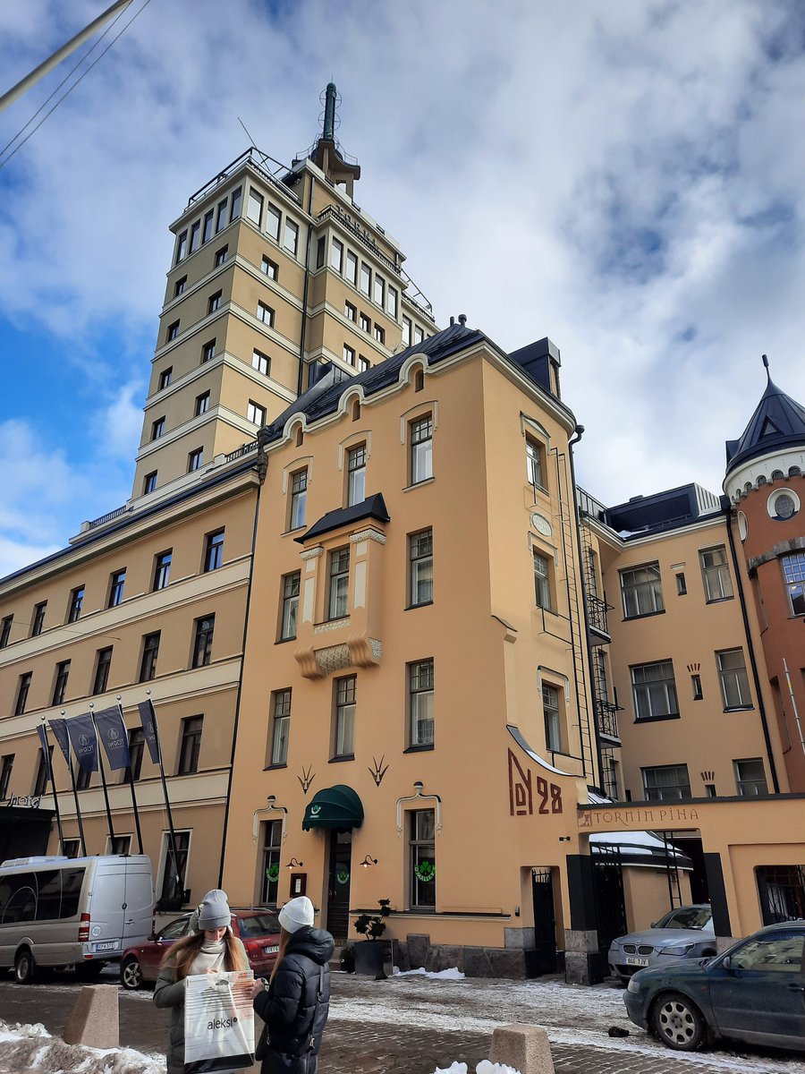 GuMo allerseits aus Helsinki. Hotel Torni, Finnlands erster Wolkenkratzer, eröffnet 1931.
Nach dem 2. WK diente es der alliierten Kontrollkommission als Hauptquartier. Nach  Abzug der Sowjets 1947 befand sich d. Hotel in einem verwüsteten Zustand. Auch d.Möbel waren zertrümmert!