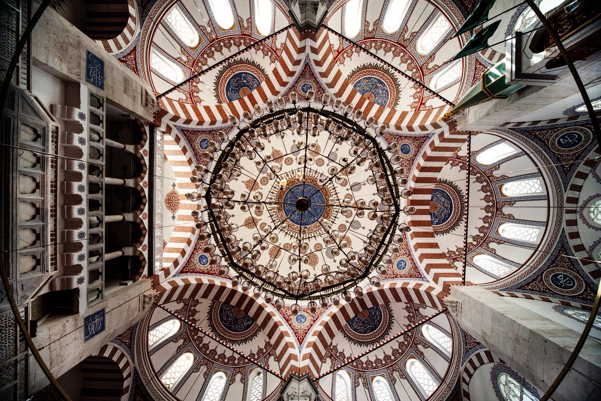 Valide-i Atik Camii kubbe yazısı

"Gerçek şu ki Allah, koyduğu düzenden sapmamaları için gökleri ve yeri tutmaktadır. Şayet sapacak olsalar artık O’ndan başka hiç kimse onları tutamaz. Şüphesiz O halîmdir, çok bağışlayıcıdır."

📍 Fâtır Suresi 41. Ayet