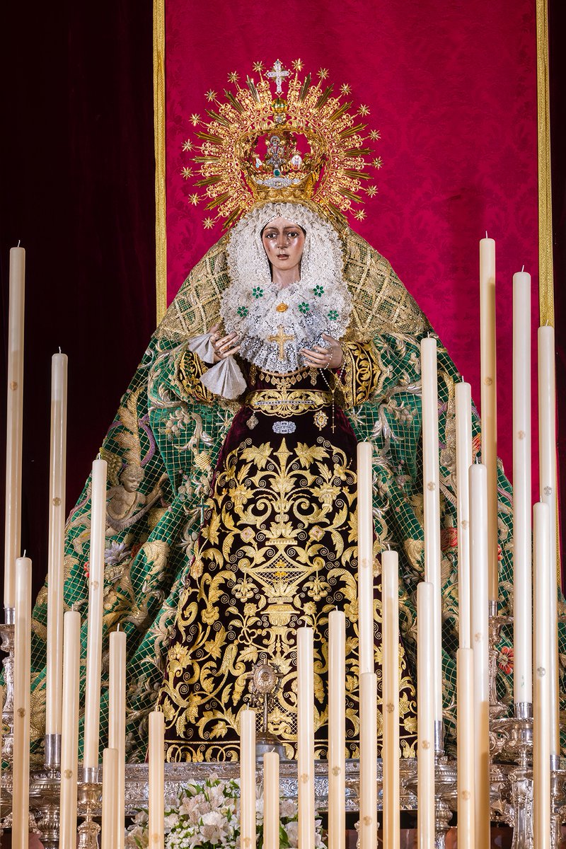 Hdad_Macarena's tweet photo. CULTOS | La Santísima Virgen de la Esperanza ya preside el altar del Septenario ataviada para este culto con el manto de malla de Juan Manuel Rodríguez Ojeda (1889-1900), la toca de sobremanto popularmente conocida como la “de rombos” y la saya de la urna funeraria (2018),... https://t.co/nB3MfdQdnT
