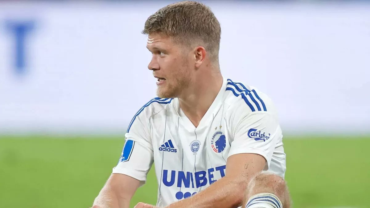 dikfutbol's tweet photo. Sezon başında Kopenhag'a 6 milyon euroya transfer olan Andreas Cornelius ligde çıktığı tüm maçlarda henüz ne gol atabildi ne de asist yapabildi. Kopenhag, taraftarları sosyal medyada "Kandırıldık, resmen dolandırıldık. Bu paraları bu adama nasıl verdik" diye yorumlar yapması dikkat çekti.