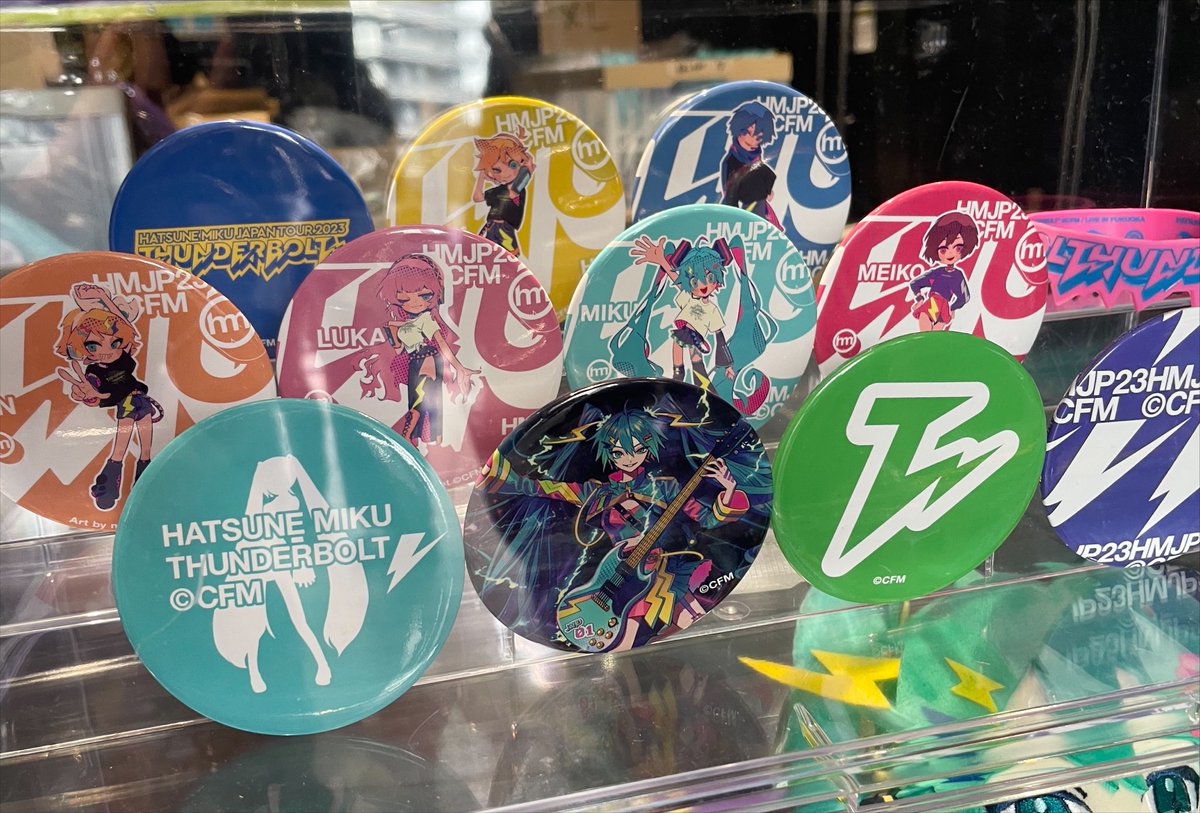 cfm_miku's tweet image. ⚡#初音ミクJPツアー⚡
【OFFICIAL GOODS紹介】
・ランダムアクリルキーホルダー
・ランダム缶バッジ

会場から販売開始となったランダムアイテム🌟
缶バッジにはシークレットデザインも含まれています😎
#初音ミク