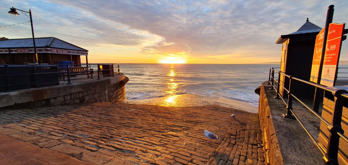 mgoodOT84's tweet photo. Beautiful sunrise from the cobble landing this cold Saturday morning #sunrise #filey @Filey_UK https://t.co/59dpJcjNvt