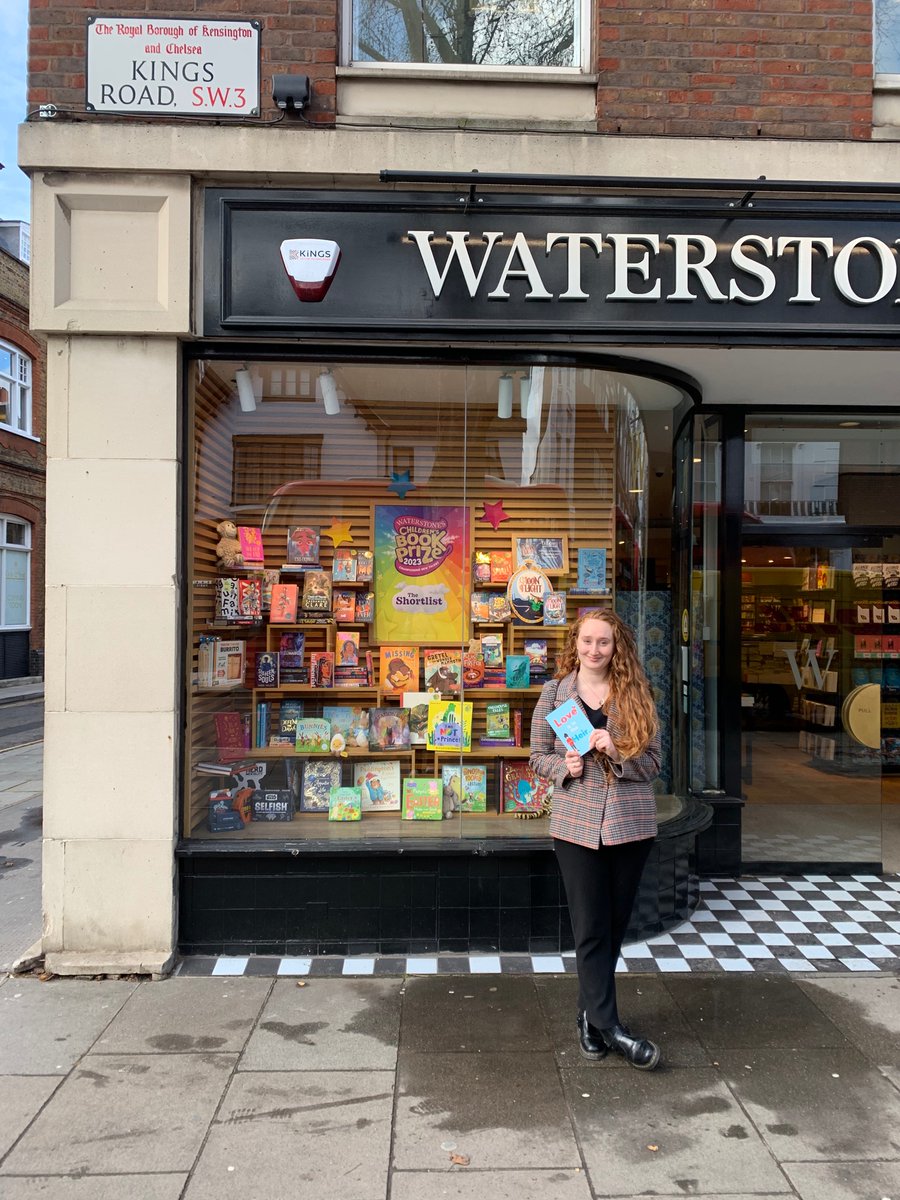 Gabriellamay24's tweet photo. Then finally onto @bluebirdchelsea for lunch โ๏ธ before we headed to @WaterstonesKR , @HSKWaterstones and @WSNottingHill ๐๐๐ #FallingHardfortheRoyalGuard #ProofDrop ๐โค๏ธ๐ @AvonBooksUK @meganambxr https://t.co/IDPe2kLCYB