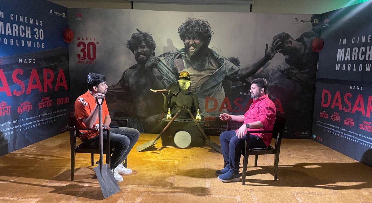 SREENU_24's tweet image. Dhoom Dhaam lyrics writer @LyricsShyam back to back Promotional interviews with web channels about #Dasara😍

@telugufilmnagar @igtelugu @tfpcin &amp;amp; #FridayPoster 

Full interviews to be aired 🔜 

#DasaraOnMarch30th💥
Natural 🌟 @NameisNani @odela_srikanth ⁦@SLVCinemasOffl⁩