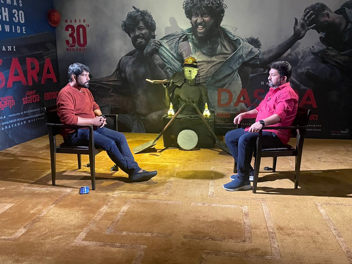 SREENU_24's tweet image. Dhoom Dhaam lyrics writer @LyricsShyam back to back Promotional interviews with web channels about #Dasara😍

@telugufilmnagar @igtelugu @tfpcin &amp;amp; #FridayPoster 

Full interviews to be aired 🔜 

#DasaraOnMarch30th💥
Natural 🌟 @NameisNani @odela_srikanth ⁦@SLVCinemasOffl⁩