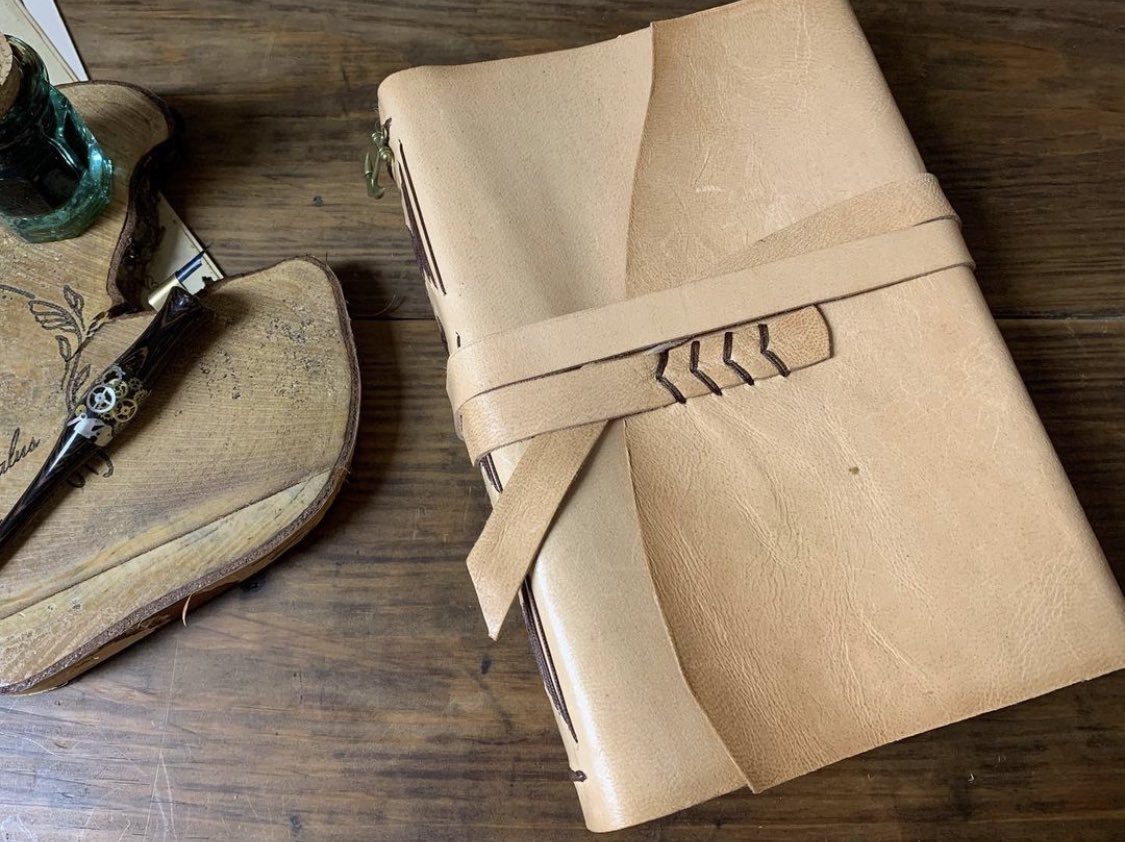 lalusquis's tweet photo. Agenda en cuero natural. Guardas en papel verjurado con motivo de faro.
#Feitoconagarimo
#Feitoaman ❤️ https://t.co/4QzBPx0dZp
