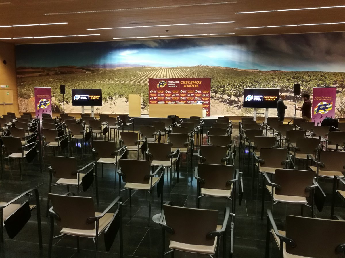 fedriojafutbol's tweet photo. Nuestra sala 🔝 @Riojaforum, preparada para la primera de las #JornadasFRF para obtener Certificado de Actualización y Reciclaje para técnic@s @fedriojafutbol.

#FormacionFRF #EntrenadoresFRF
#CrecemosJuntos https://t.co/D9n26WOKk5