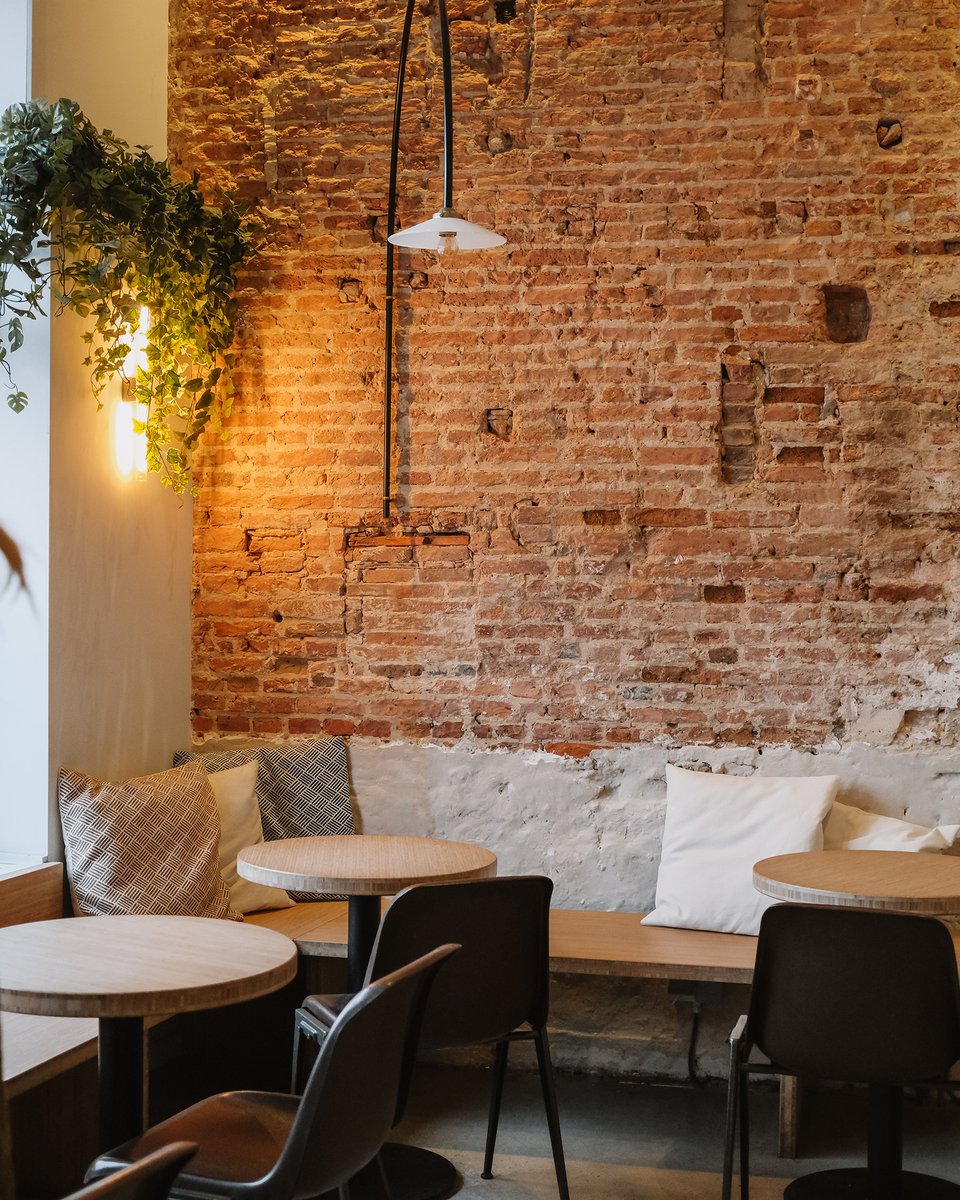 Grá in Mechelen. Grá heeft de perfecte locatie aan de Grote Markt en is erg geliefd onder de locals. Door een menukaart waar wij blij van worden en het vriendelijke personeel, kunnen wij niet anders dan ons aansluiten bij de mening van de locals. Grá is een ware 'Must visit'.