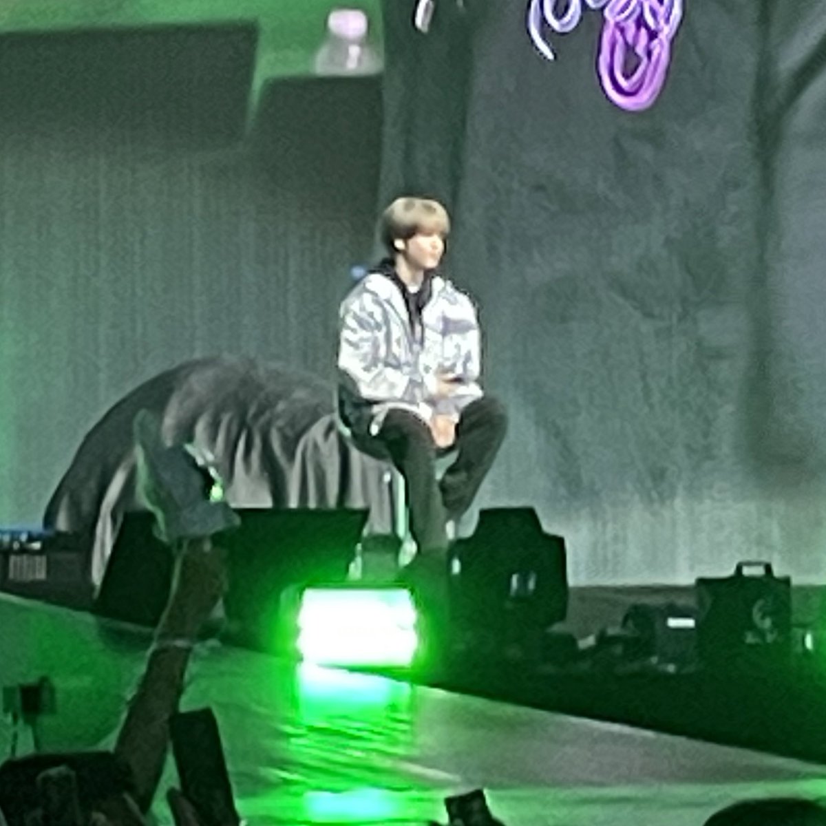 seorecord's tweet photo. maniac in manila soundcheck day 1~ they performed charmer, miroh, and venom. seungmin seems to be doing much better! he was playing around with stays like usual! han was present but seated the whole time :) https://t.co/DTDNCOEcyR