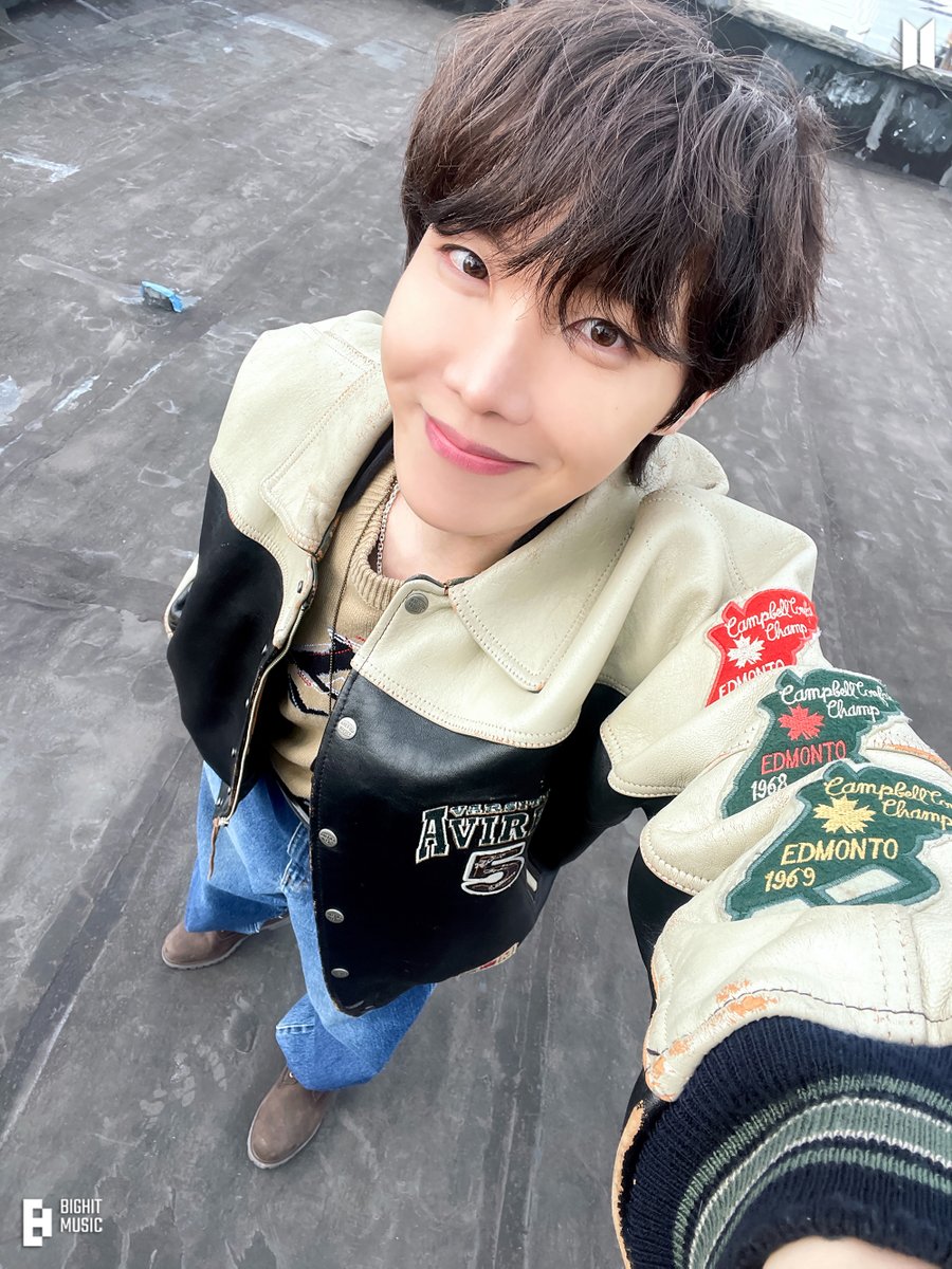 j-hope 'on the street (with J. Cole)’ MV hope, right here! @ (weverse.io/bts/media/1-11…) @ (facebook.com/media/set/?van…) #jhope #제이홉 #on_the_street #street_selfie