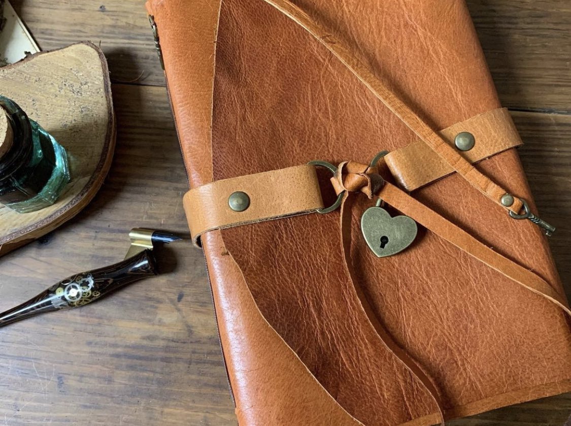 lalusquis's tweet photo. Agenda cierre con candado y llave. Cuero rústico de cabra con curtido vegetal y guardas con motivos florales. Personalizada.
#feitoconagarimo ❤️ https://t.co/KpUDtnsWqY