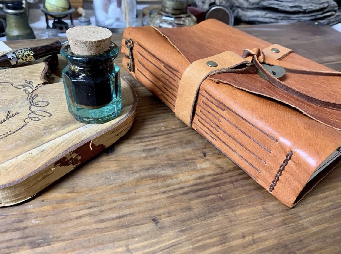 lalusquis's tweet photo. Agenda cierre con candado y llave. Cuero rústico de cabra con curtido vegetal y guardas con motivos florales. Personalizada.
#feitoconagarimo ❤️ https://t.co/KpUDtnsWqY