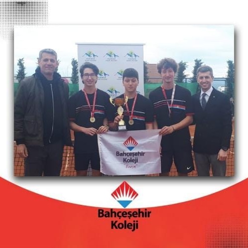 Bursa Okullararası Tenis turnuvasında okul takımımız Bursa İl 1.si olmuş ve Kocaeli'de yapılacak olan Bölge turnuvasına katılmaya hak kazanmıştır. Öğrencilerimizi tebrik ediyor. Başarılarının devamını diliyoruz.🏆
<a href="/ozgeeasln/">Özge ASLAN</a>
<a href="/akkay_esra/">Esra Akkay</a>
<a href="/demirkemal08/">kemal demir</a>