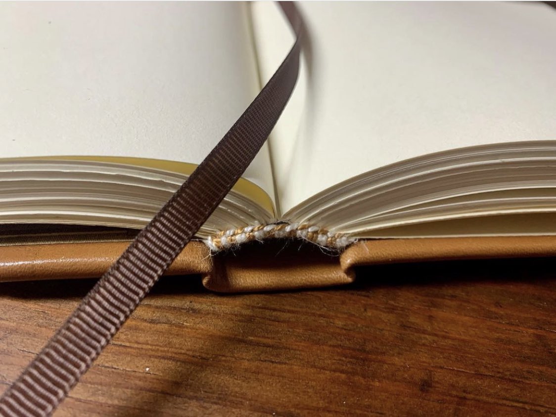 lalusquis's tweet photo. Cuaderno faro en tamaño A5. Interior y cabezadas cosidas a mano. Encuadernado en piel con falsos nervios y tela de lino.
Ya en su destino ❤️ #feitoaman #conagarimo https://t.co/tYtIDLQGUA