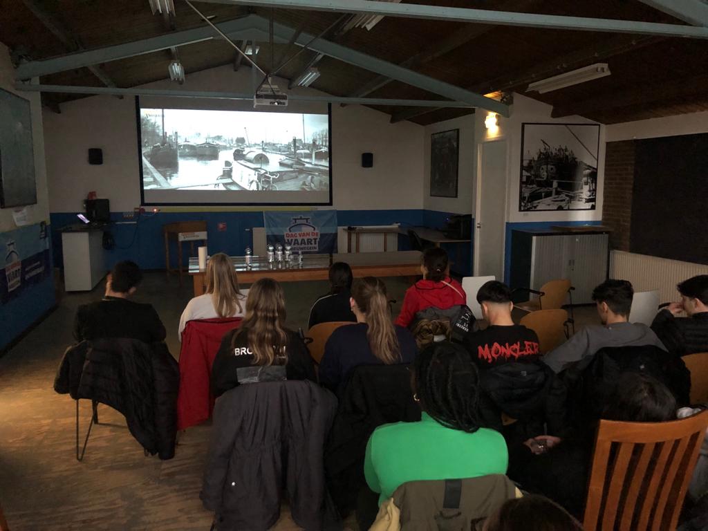 Vandaag, dag 2 van NL Doet. Voordat wij weer op pad gaan, blikken we even terug op ons bezoek aan de <a href="/Museumwerf/">Museumwerf Vreeswijk</a> gisteren. Ook hier waren studenten van het ROC actief. Door het slechte weer moest er wat geïmproviseerd worden, maar dat mocht de pret niet drukken.
#NLdoet