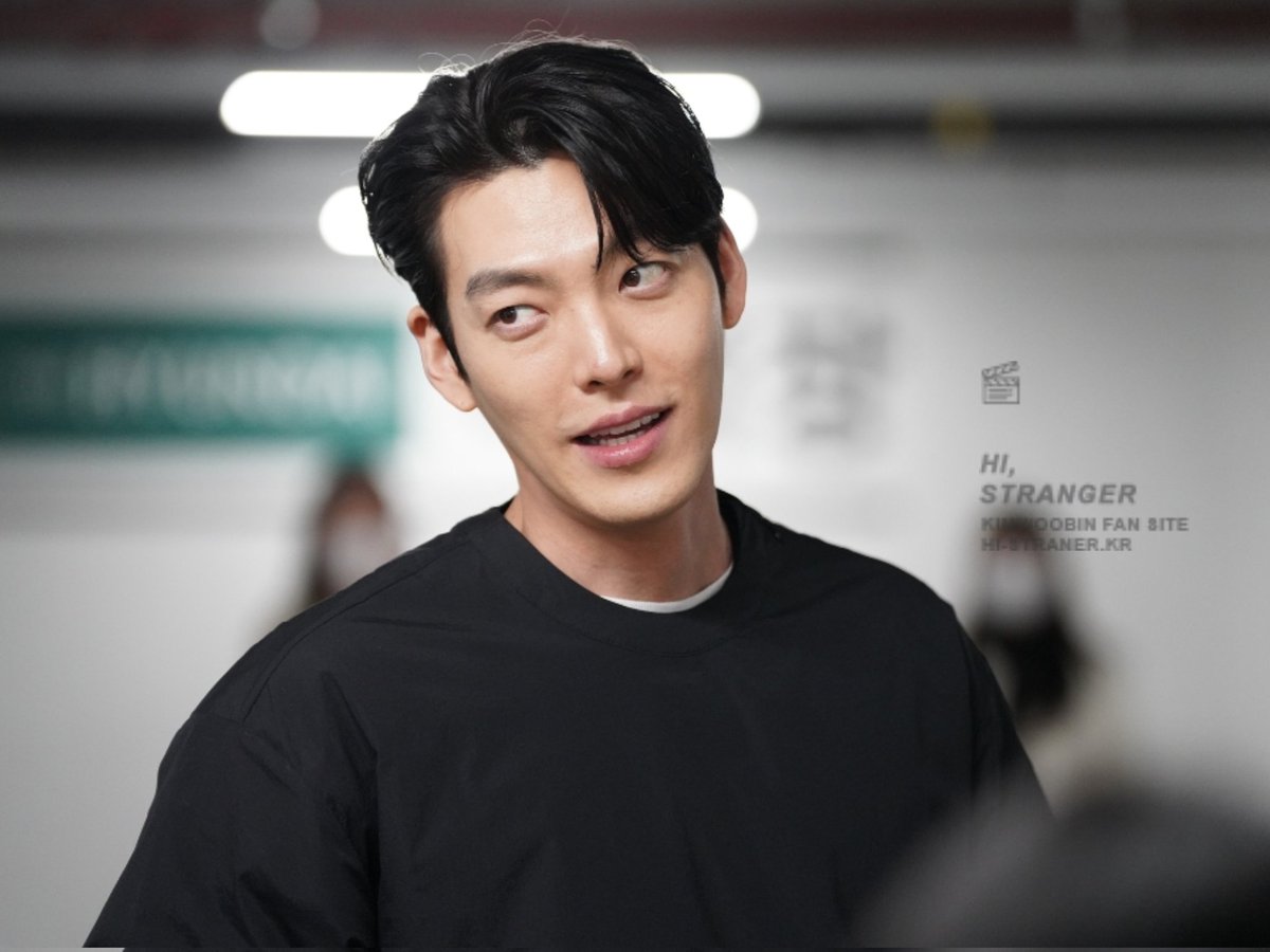 stranger_wb's tweet photo. 오프로드 팬싸인회 퇴근길 #김우빈 오늘 유독 잘생기구 다정하구 다했음 ㅠㅠㅠㅠㅠ https://t.co/jsAH4mn8f4