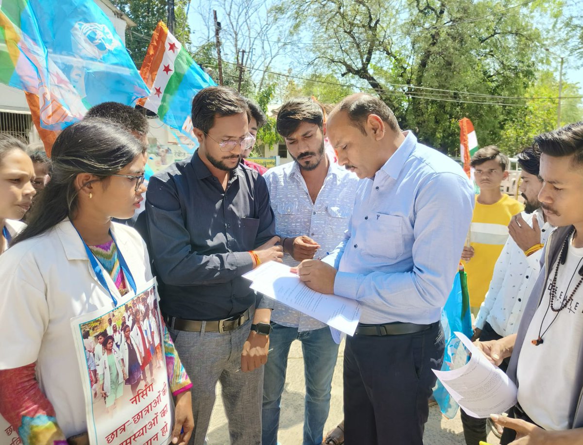 NSUI_Medical's tweet photo. नर्मदापुरम - आज @NSUI_Medical विंग ने मध्यप्रदेश आयुर्विज्ञान विश्वविद्यालय जबलपुर के नर्सिंग छात्र छात्राओं की समस्याओं और जनरल प्रमोशन की मांग को लेकर नर्मदापुरम कलेक्टर कार्यालय में महामहिम राज्यपाल महोदय के नाम ज्ञापन सौंपा ।।

@nsui @NSUIMP
@Ravi_NSUI_Mp https://t.co/O6uI4xIFBJ