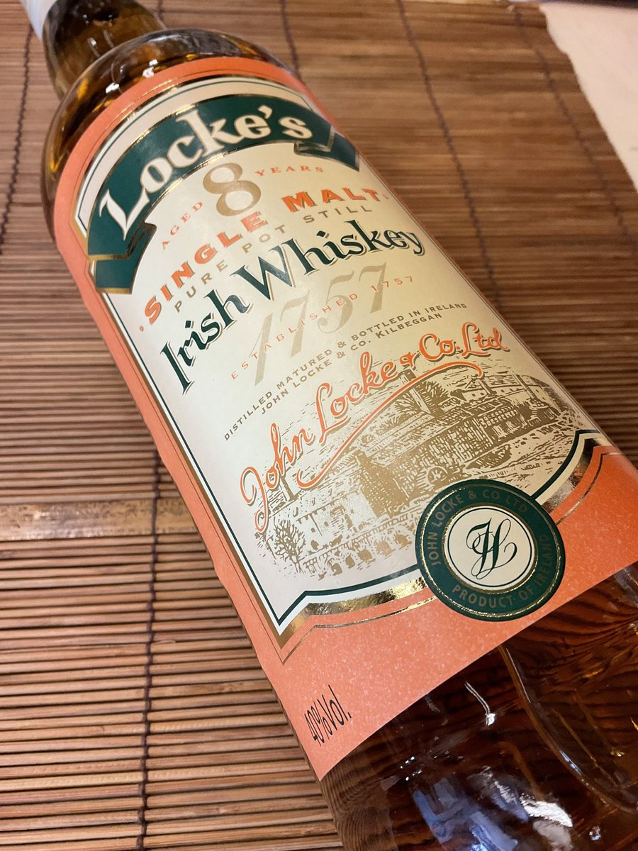 minoyawakizaka's tweet photo. アイリッシュウイスキー伝統製法の3回蒸留は行わず2回蒸留にする事で、モルトの香りを原酒に留めた芳醇で柔らかな味わい。アイリッシュには珍しくかすかなピート香。
IWSC金賞受賞のお墨付き。
「ロックス　8年40％」700ml/¥4100(税別)
#Lockes #ロックス #アイリッシュウイスキー #シングルモルト https://t.co/xleaDKU0G4