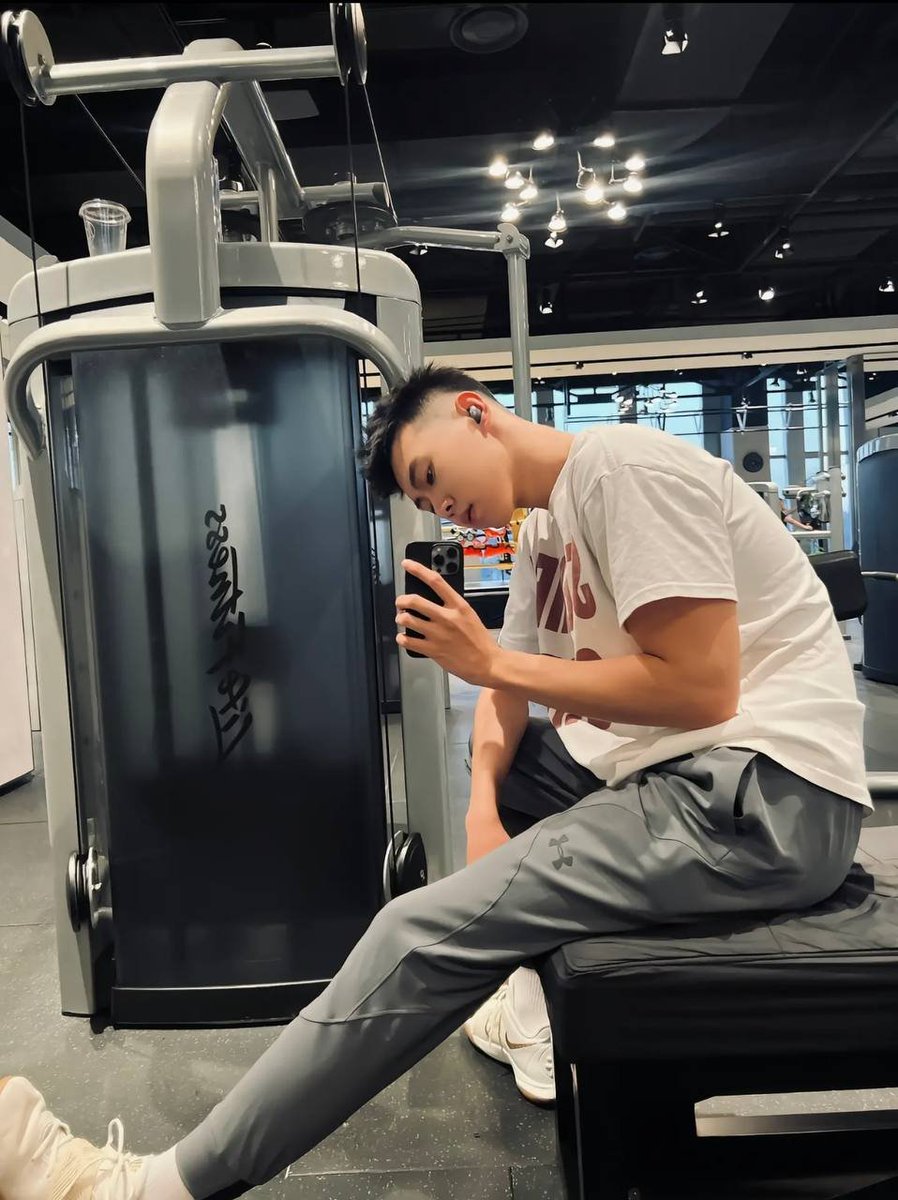BabayFirman's tweet photo. 那种一直不谈恋爱的才是玩的最花的吧 #体育生 https://t.co/Jk72fmesJK
