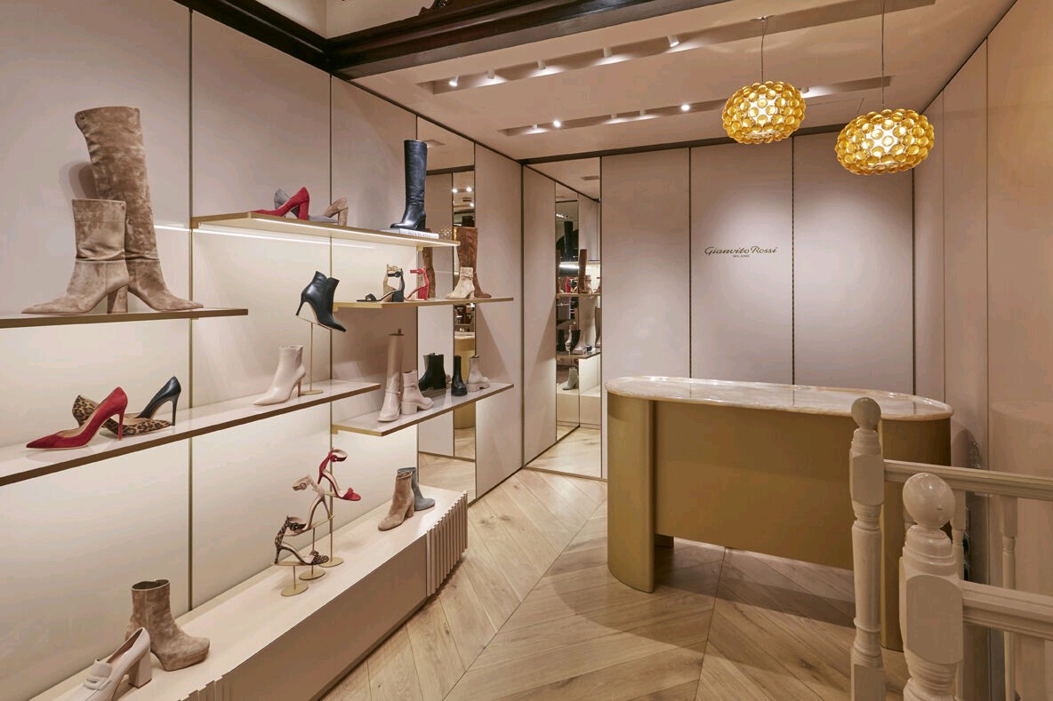 Gianvito Rossi unveils new boutique in London's Mayfair at Mount Street

#GianvitoRossi #London #Mayfair #MountStreet #luxury #luxuryfashion #fashion #luxuryshoes #shoes #luxuryboutique @Gianvito_Rossi