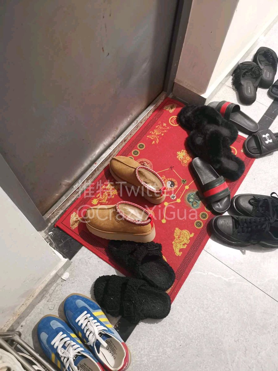 地库电梯间碰到的，跟扫了一下，只可惜是新鞋，没啥味道！正在考虑建群，和各位分享交流扫楼心得经验，有小门槛，欢迎各位到时候加群！#扫楼 #打胶 #扫楼打胶 #射鞋 https://t.co/GnacgBmq45