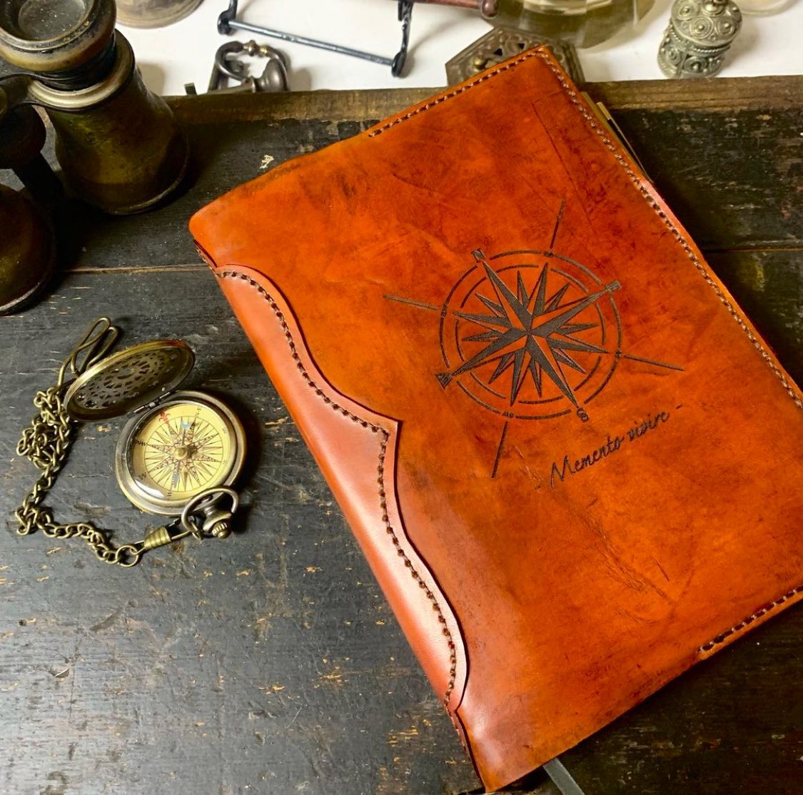 lalusquis's tweet photo. ~Nuevo~ Funda perpetua para cuadernos o agendas tamaño universal A5. Piel de potro natural teñida, cosida y envejecida a mano. Diseño de estrella polar grabado a láser.
-Cuaderno interior a elegir entre hojas lisas, rayadas, cuadriculadas o agenda 2023.-
#feitoaman #conagarimo ❤️ https://t.co/uHy8w2DR1F