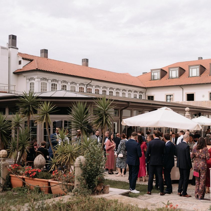 Aperitivos de boda en la terraza del Jardín Francés. 🙃 Foto de Cristina Cañibano Bodas.