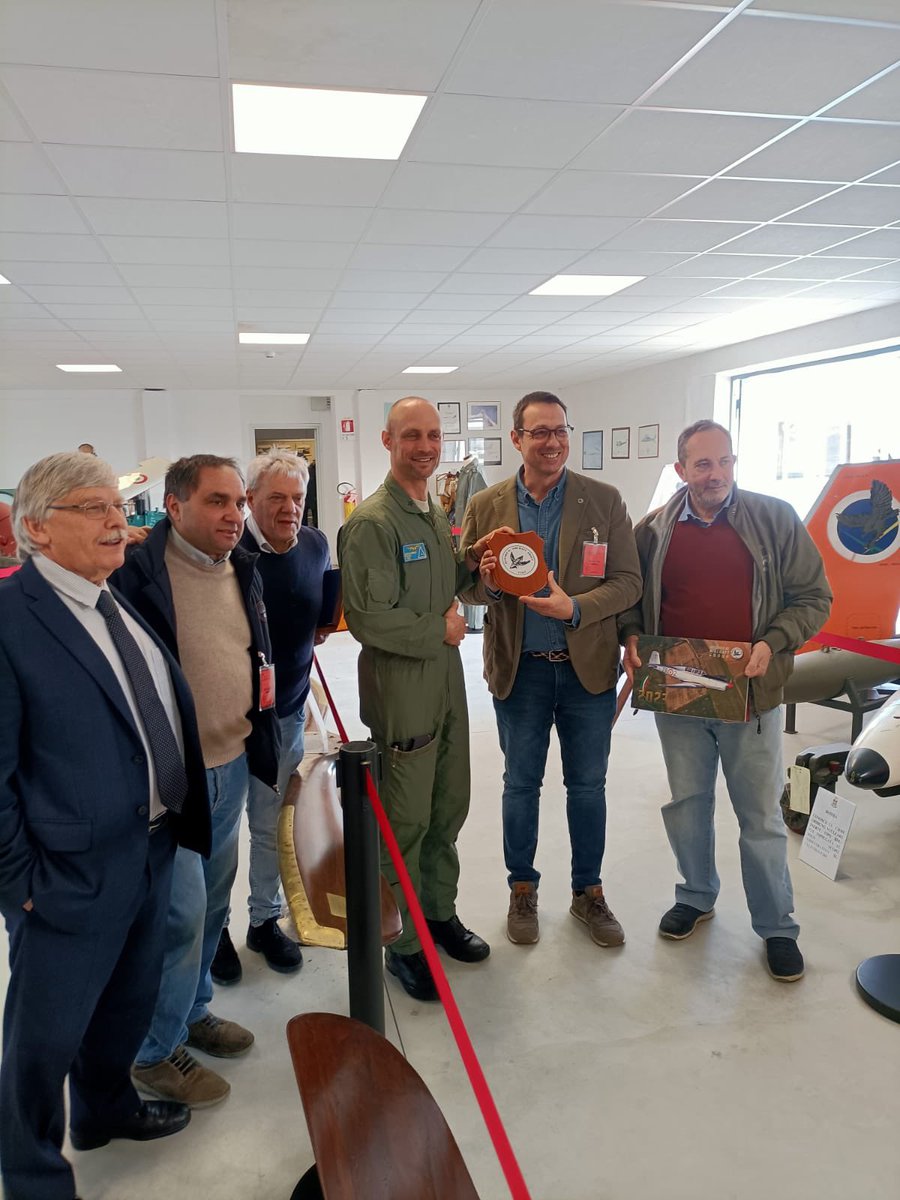 assoaeroarma's tweet image. #9marzo, delegazioni dei gruppi #HAG (Historical Aircraft Group) e #GAVS (Gruppo Velivoli Storici) della #Lombardia, in vista presso sale espositive Comando Aeroporto #Cameri. GAVS ha riconsegnato perfettamente restaurate 2 eliche per #motori velivoli storici del  1916 e anni '30