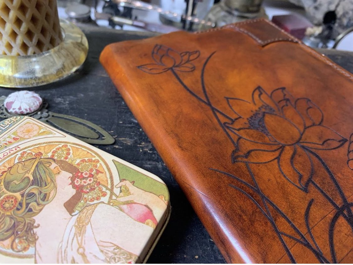lalusquis's tweet photo. Funda perpetua tamaño A5. Piel de potro natural, teñida, cosida y envejecida a mano (con mucho mimo). Diseño de flor de loto grabado a láser. -Cuaderno interior incluido a elegir entre hojas lisas, rayadas, cuadriculadas o agenda 2023.-
(Vendida). #feitoaman #conagarimo❤️ https://t.co/7mgYdnwjtg