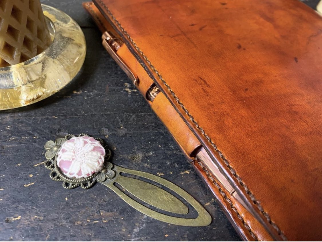 lalusquis's tweet photo. Funda perpetua tamaño A5. Piel de potro natural, teñida, cosida y envejecida a mano (con mucho mimo). Diseño de flor de loto grabado a láser. -Cuaderno interior incluido a elegir entre hojas lisas, rayadas, cuadriculadas o agenda 2023.-
(Vendida). #feitoaman #conagarimo❤️ https://t.co/7mgYdnwjtg