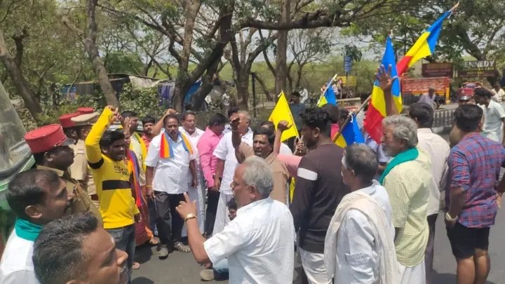 mamallan_s's tweet photo. மருத்துவர் #அன்புமணி_ராமதாஸ் .MP ஆணைபடி அமைப்பாளர் கோ.கணபதி வழிகாட்டுதலில் புதுச்சேரி எல்லையில் தமிழக அரசு பேருந்தை எல்லையில் நுழைய விடாமல் புதுச்சேரி பாமக போராட்டம்.🔥🔥🔥#pmk #PattaliModel #PMK2_0 #stopnlc https://t.co/9LF7KrjLzZ