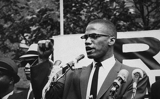 "Zulüm, Kısmak istediği sesi nara yapar.
Ve Bazı Ölüler, Yaşayanlardan daha yüksek sesle konuşur!"

Malcolm X