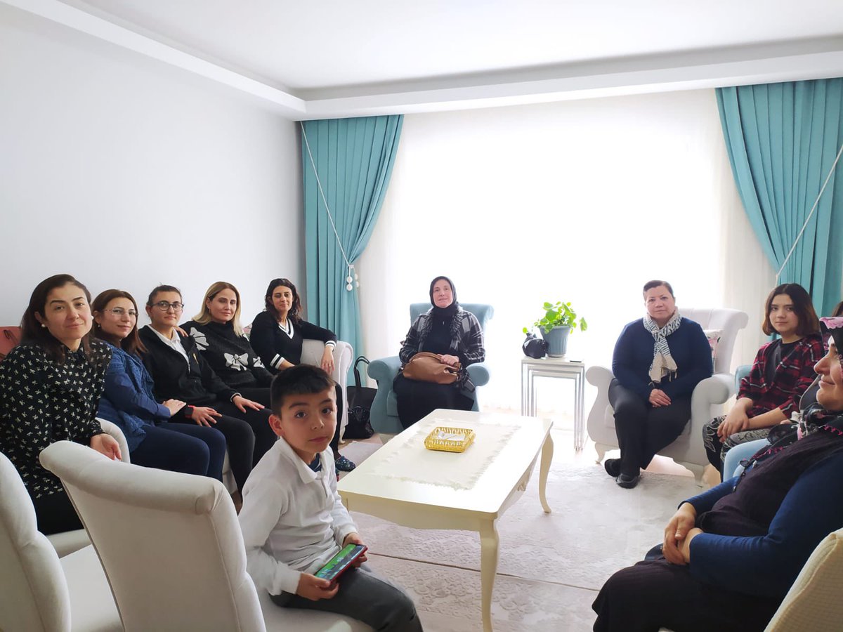 pursaklarmtal's tweet photo. Meslek liseliler Hayata Dokunuyor Projesi kapsamında Edebiyat zümremiz ile kıymetlilerimizin ev ziyareti muhteşem oldu. Emeğinize yüreğinize sağlık 💐 @prof_mahmutozer @nznsener @myildiz007 @Ertugrulcetin06 @BedriEksi @AnkaraMTE @PursaklarMem @mustafakilicgil @muhsingul https://t.co/xKeeK4BmLP