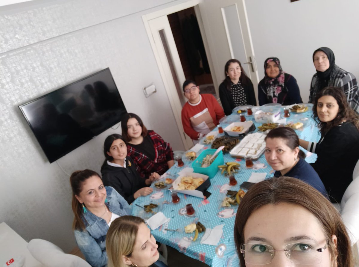 pursaklarmtal's tweet photo. Meslek liseliler Hayata Dokunuyor Projesi kapsamında Edebiyat zümremiz ile kıymetlilerimizin ev ziyareti muhteşem oldu. Emeğinize yüreğinize sağlık 💐 @prof_mahmutozer @nznsener @myildiz007 @Ertugrulcetin06 @BedriEksi @AnkaraMTE @PursaklarMem @mustafakilicgil @muhsingul https://t.co/xKeeK4BmLP