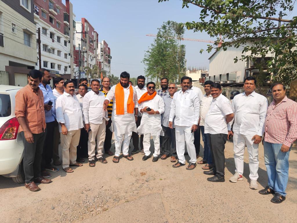 KunaSrisailam's tweet photo. కొంపల్లి మున్సిపాలిటీ 11 డివిజన్ లో హై విజన్ గేటెడ్ కమ్యూనిటీ లో పర్యటించి, స్థానికంగా ఉన్న సమస్యలను పరిశిలించడం జరిగింది.
#kompalli #KompalliMuncipality #Bjp4Quthbullapur #Bjp4Kompalli https://t.co/1v6yDwVOXg