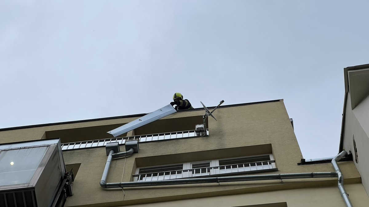 HasiciPraha's tweet photo. ❗️Vítr v Praze.
Od rána jsme zasahovali u pěti případů v souvislosti se silným větrem.
Teď aktuálně třeba v Nuslích odstraňujeme uvolněný plech ze střechy domu. V Horních Počernicích jsme zajistili uvolněnou reklamu.
#vitr https://t.co/0uuJ5cQ5bC
