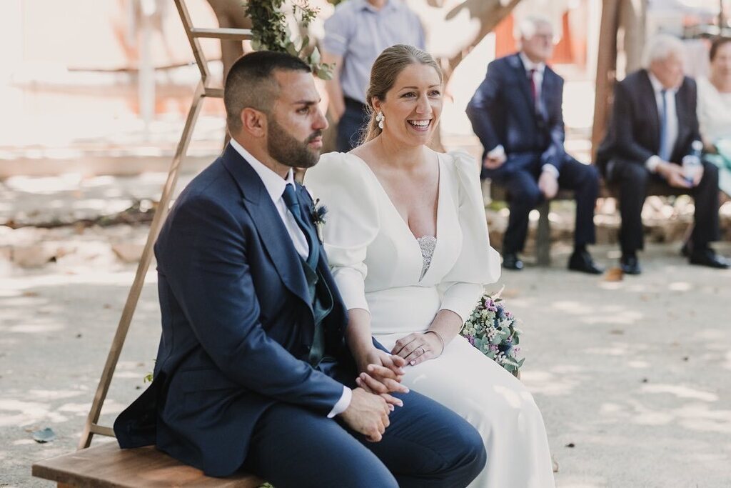 3/3 Y si la novia es la que siempre ha ido tomando la iniciativa… ¿quién creéis que le pidió la mano a quien? ❤️‍🔥

#NoviosMeraki M&amp;H
En @masia_fuente_la_reina 
Foto @daniarjones 
Deco @lbdlf_events 

#ceremoniadeboda #ceremoniacivil #merakiplan #boda #b… instagr.am/p/Cpo_QGWtpao/