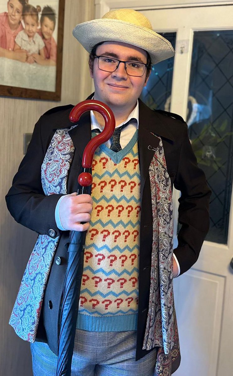 tpdbeech's tweet image. “There are worlds out there where the sky is burning, and the sea's asleep… Somewhere there's danger, somewhere there's injustice, and somewhere else the tea's getting cold. Come on, Ace. We've got work to do.”

Excited to showcase my S26 7th Doctor outfit for #Valiant2023 ❓