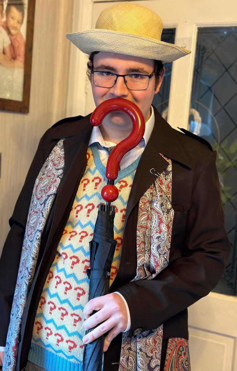 tpdbeech's tweet image. “There are worlds out there where the sky is burning, and the sea's asleep… Somewhere there's danger, somewhere there's injustice, and somewhere else the tea's getting cold. Come on, Ace. We've got work to do.”

Excited to showcase my S26 7th Doctor outfit for #Valiant2023 ❓