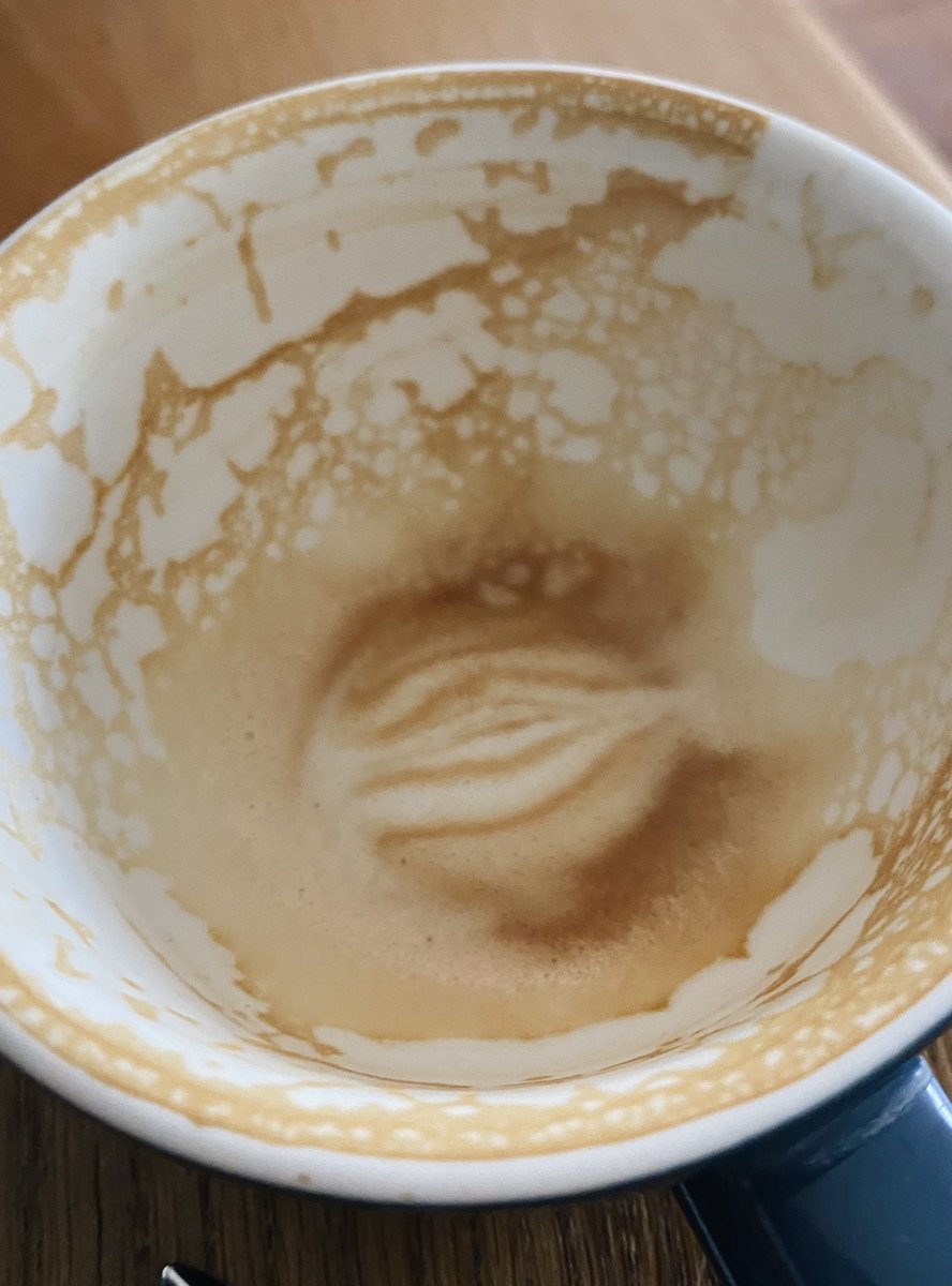 Хто вміє по каві гадати? Шо тут?