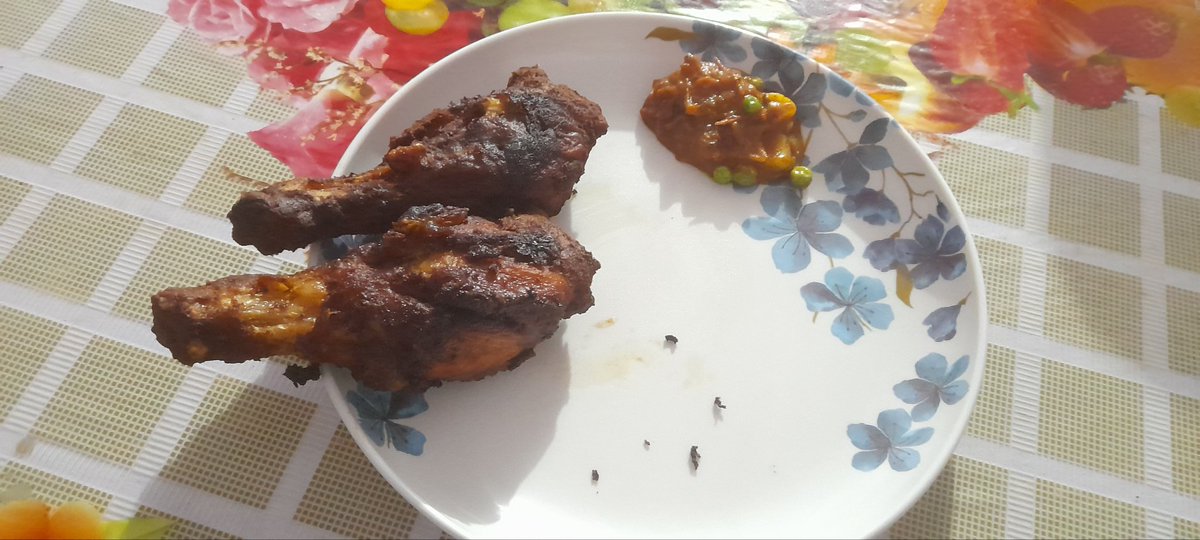 अस्ति होलीकै दिन खाको कि, यता पोष्ट्याउन चाहिं बिर्सेचु। मलाइ यो समाजमा ठाउँ मिल्छ कि मिल्दैन अब??🤣😋