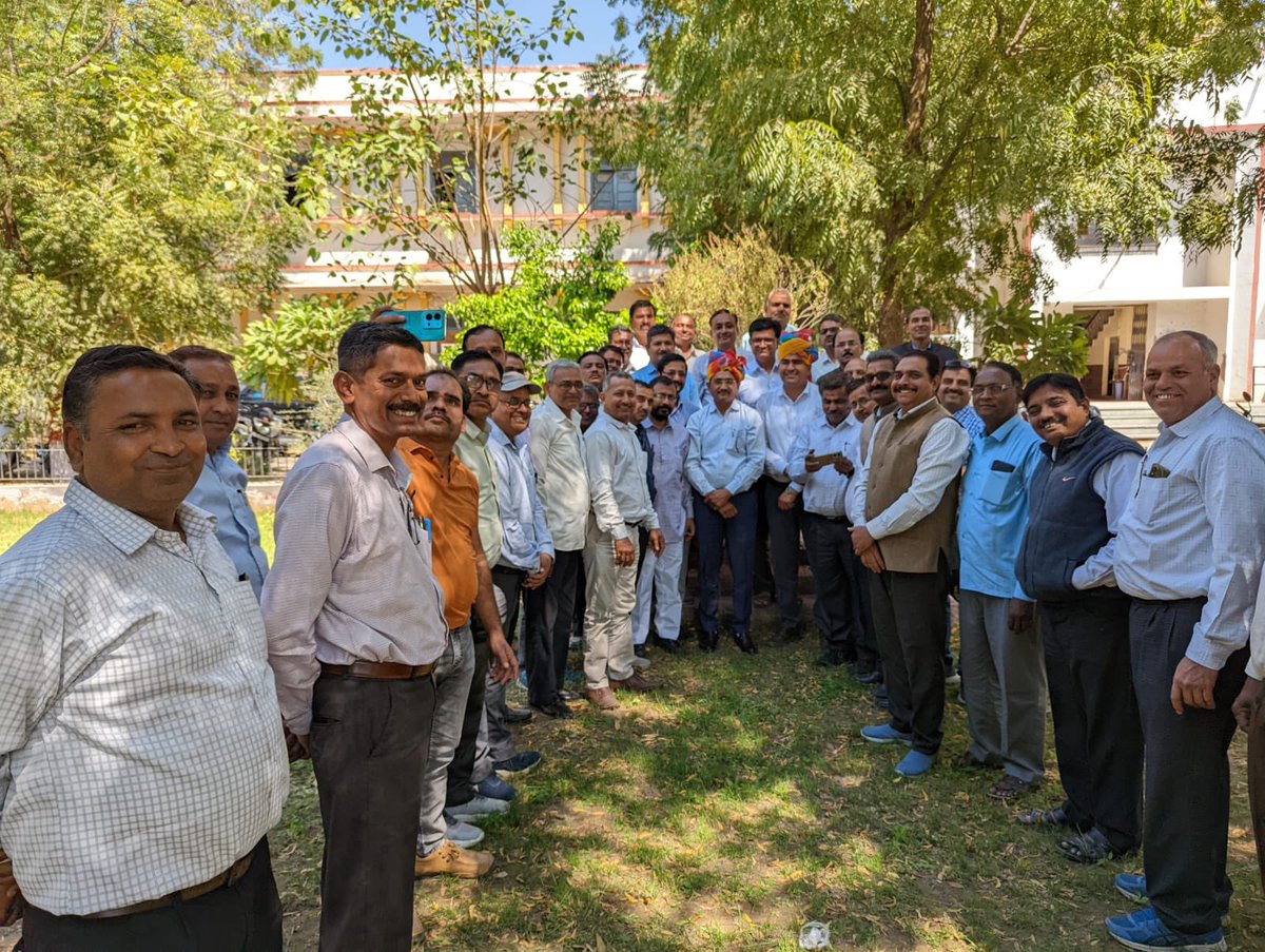 कल निदेशालय में प्राचार्य DPC 2021/22 के 20% पदस्थापन से शेष रहे साथियों से की मुलाक़ात। शीघ्र जयपुर में होगी फिर मुलाक़ात। व्याख्याता DPC के लिए साथी किस नियम के इन्तज़ार में लगे हुए है?<a href="/ashokgehlot51/">Ashok Gehlot</a> <a href="/GovindDotasra/">Govind Singh Dotasra</a> <a href="/DrBDKallaINC/">Dr. Bulaki Das Kalla</a> <a href="/ZahidaKhanINC/">Zahida Khan</a> <a href="/RameshwarDudi/">Rameshwar Dudi</a>