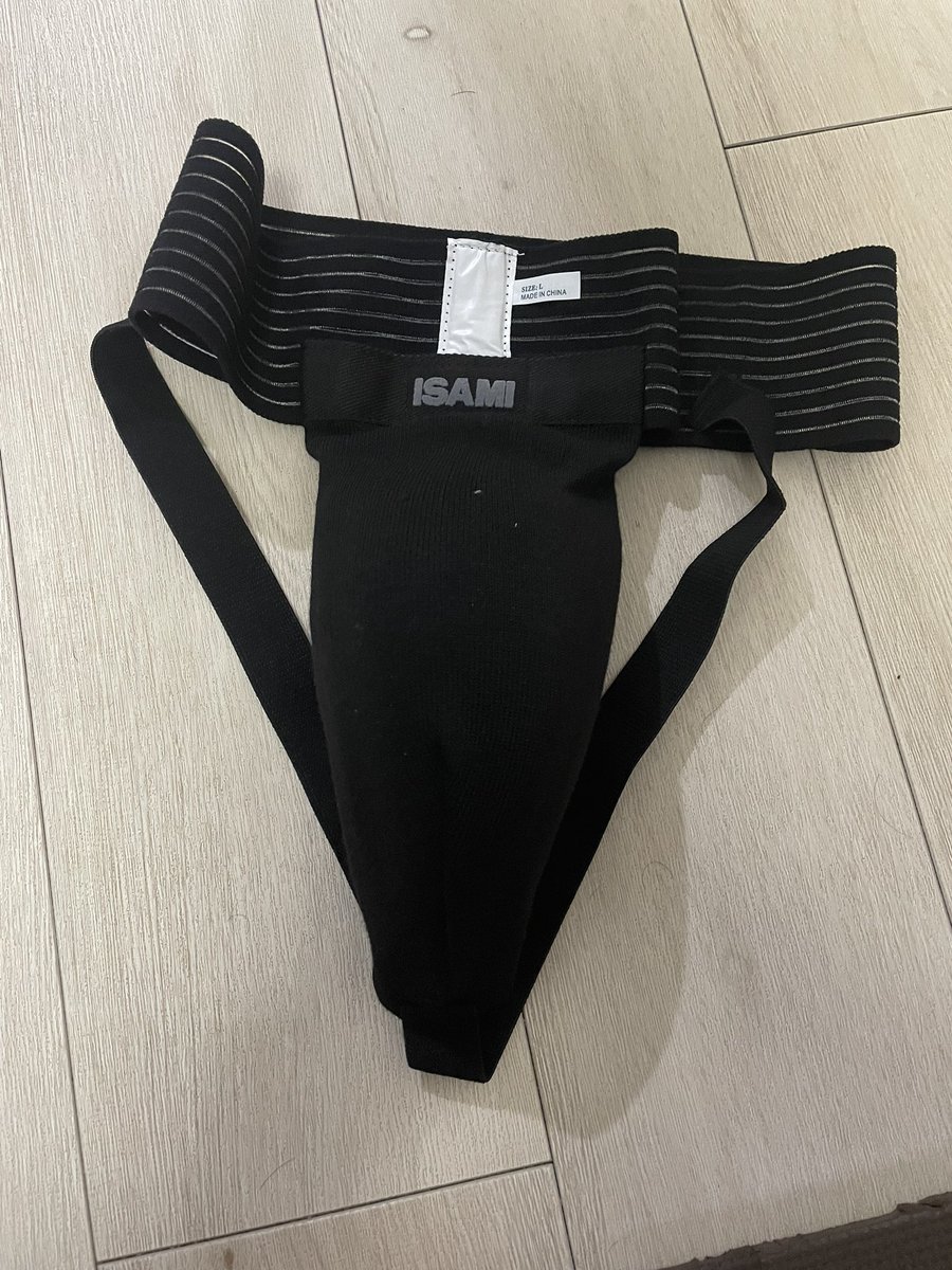 柔術の練習中に自分より小柄な人と組むとかなりの頻度でチンチンに足が当たってしまうのでチンチンガードを買ったよ。 