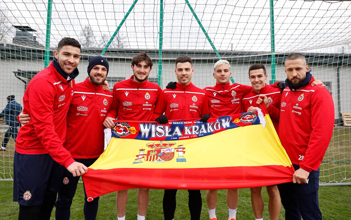 En el histórico <a href="/WislaKrakowSA/">Wisła Kraków</a> juegan ¡siete! españoles: Tachi, Sergio Benito, Álex Mula, Luis Fernández, Rodado, Miki Villar y David Juncà. Había que acercarse a Cracovia para contar la historia con fotografías y vídeos del gran <a href="/AngelRiveroP/">Ángel Rivero</a>... google.com/amp/s/amp.marc…