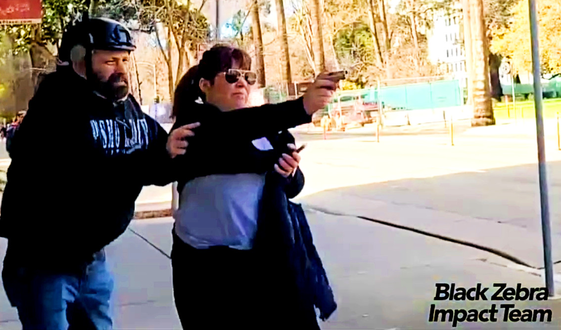 After Nazis threatened to attack march organized by LGBTQ youth, sister of Proud Boy and January 6th insurrectionist Josh Fulfer from #Fresno pulled a hang-gun on crowd of protesters - right in front of cops who just looked on. Report on @IGD_News. itsgoingdown.org/proud-boys-ass…